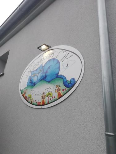a sign with a blue cat on a wall at Apartmány MK u MODRÉ KOČKY in Nové Hrady