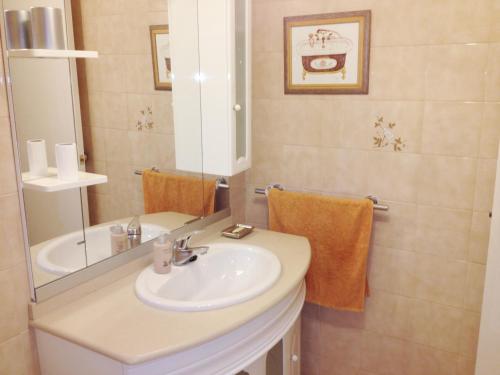a bathroom with a sink and a mirror at Mirador de las Palmeras in Torremolinos