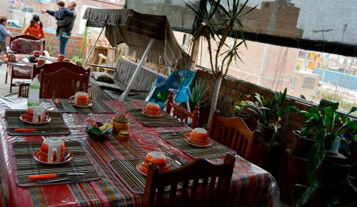 stół z płytami i naczyniami na górze w obiekcie Mama Chelita w mieście Nazca