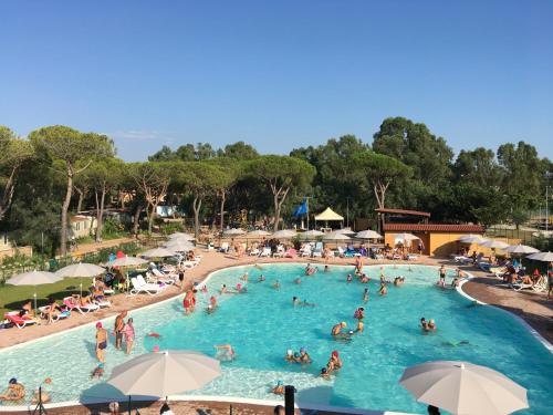 een groep mensen in een zwembad in een resort bij Camping I Melograni in Marina di Bibbona