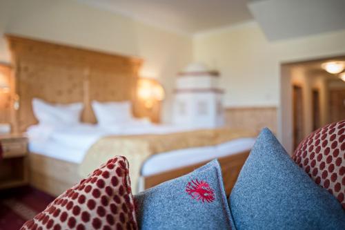 Postel nebo postele na pokoji v ubytování Vier Jahreszeiten Wellnessresort Achensee