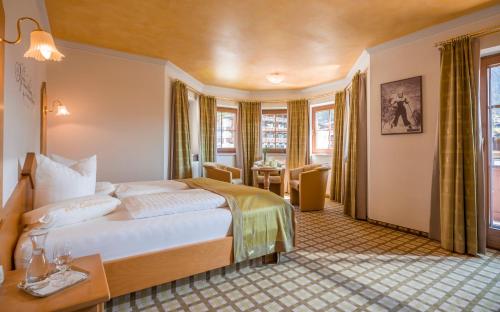 Postel nebo postele na pokoji v ubytování Vier Jahreszeiten Wellnessresort Achensee