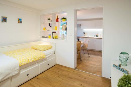 1 Schlafzimmer mit einem Bett und einer Küche in der Unterkunft Apartma Liza in Tržič