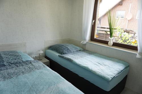 Postel nebo postele na pokoji v ubytování Moderne Erdgeschoss Kleikamp 4a