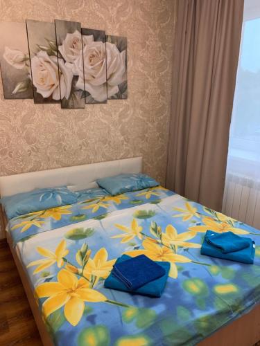 リュベルツィにあるInitsiativnaya 13のベッド(青い枕、花付)