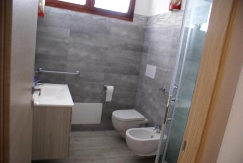 Ένα μπάνιο στο casa mariolu 2 bilocale