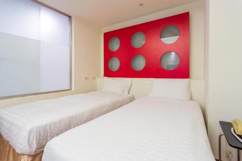 Postel nebo postele na pokoji v ubytování Newrise Hotel