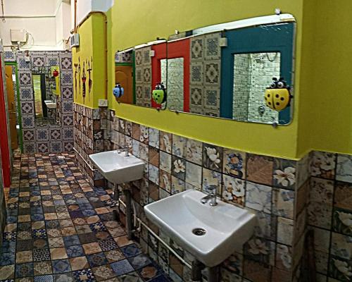 Koupelna v ubytování Salaam Namastey Backpackers