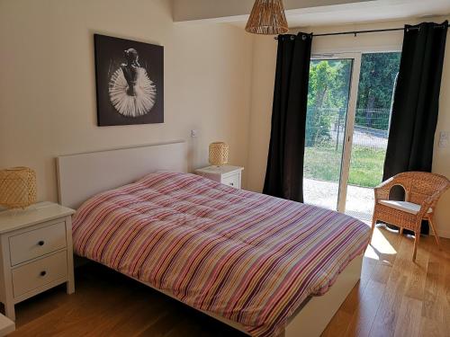 sypialnia z dużym łóżkiem i oknem w obiekcie A5 - Résidence La Montille w mieście Mont-Dore
