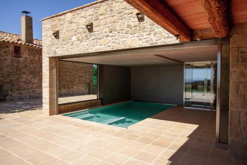 una piscina en el patio de una casa en La Pallissa de Cal Esquerrà, en L'Espunyola