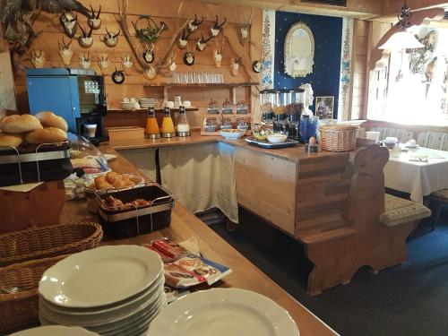 een keuken met een aanrecht met borden en borden bij Haus Moni in Schwangau