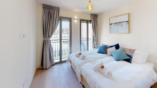 Katil atau katil-katil dalam bilik di Rental Israel-Mamila Residences 16