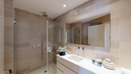 Ванная комната в Rental Israel-Mamila Residences 16