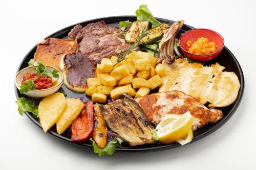 ホテルの敷地内または近くでの食事または食べ物