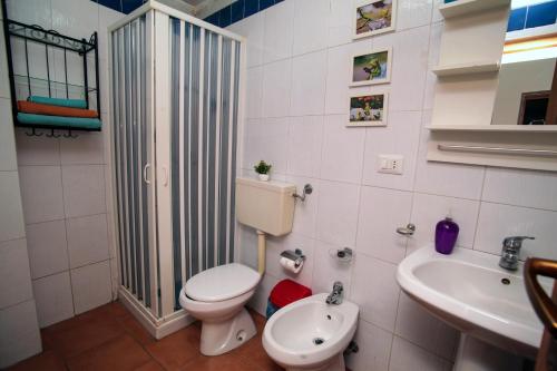 y baño con aseo y lavamanos. en Catania Apartment Liotro, en Catania