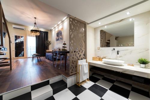 Phòng tắm tại Oinoelia Luxury Suites & Residence