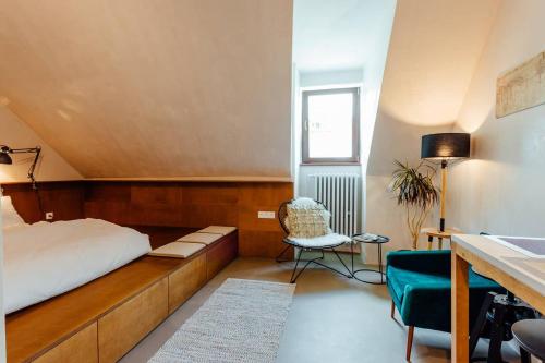 Posteľ alebo postele v izbe v ubytovaní Cozy Blue House Apartment in heart of Old Town