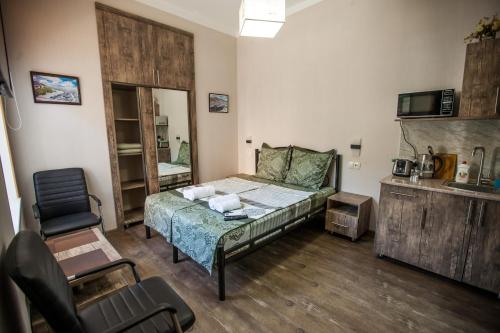 - une chambre avec un lit et une chaise dans l'établissement Old Tbilisi apartments, à Tbilissi