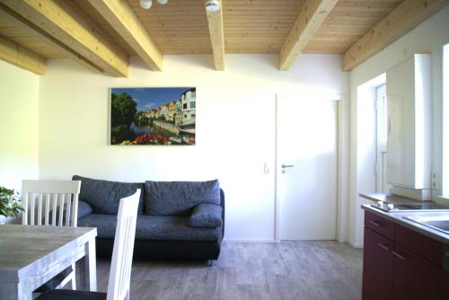 - un salon avec un canapé et une table dans l'établissement Heid-Blick, à Gomadingen