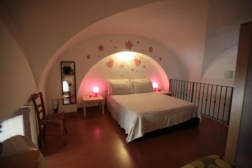 カターニアにあるLa nuova locandieraのベッドルーム1室(ベッド1台、ランプ付きテーブル2台付)