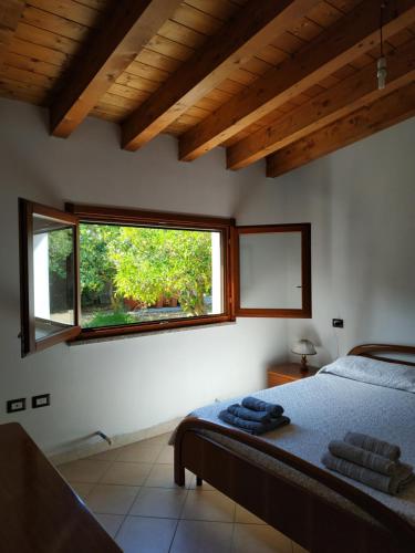 Ένα ή περισσότερα κρεβάτια σε δωμάτιο στο COTTAGE SU MERTI country