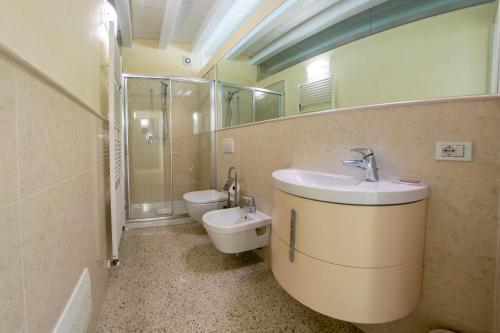 a bathroom with a sink and a toilet at Juliet House in Verona