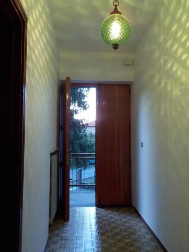 an empty hallway with a door and a lamp at Casa Romme in Tornolo