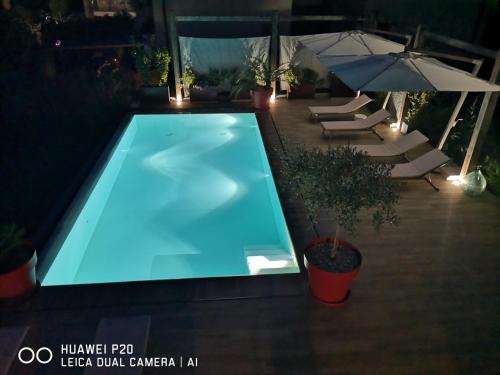 a swimming pool with umbrellas and lounge chairs and sidx sidx sidx at B&B Villa Pelèr in Lazise