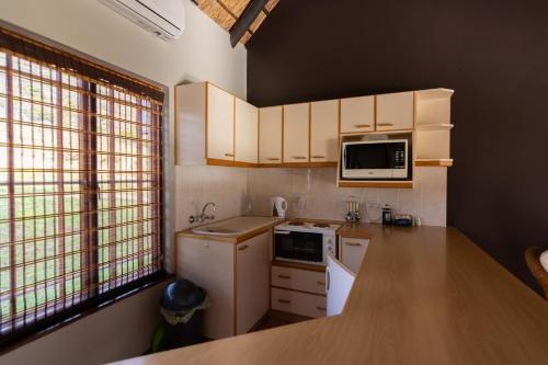 Η κουζίνα ή μικρή κουζίνα στο Rooiberg Lodge