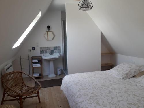 Plonéour-LanvernにあるGîte, Le Jardind'Eneour, spots de surf, plages et randonnées !のベッドルーム1室(ベッド1台、シンク、椅子付)