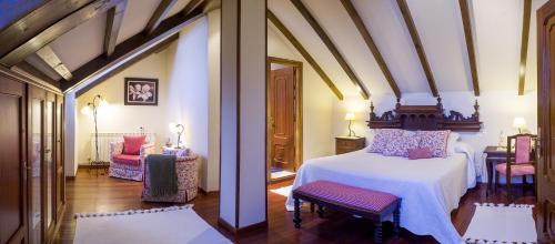 A bed or beds in a room at Hotel Rural Cabo Busto