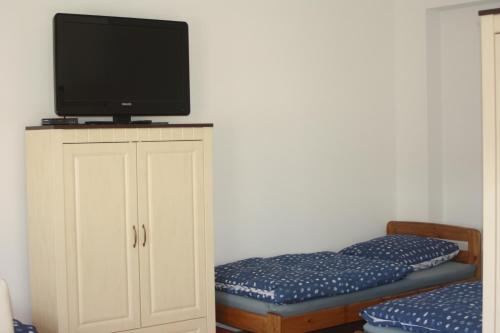 a room with a tv on top of a cabinet at Ferienzimmer Tielesch in Gadsdorf