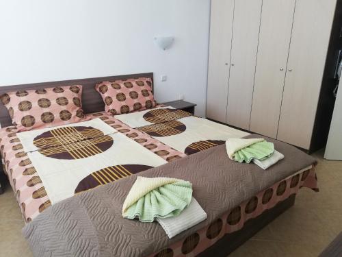 two beds in a room with two beds sidx sidx sidx sidx at DEA Pasavan Apartments in Ravda