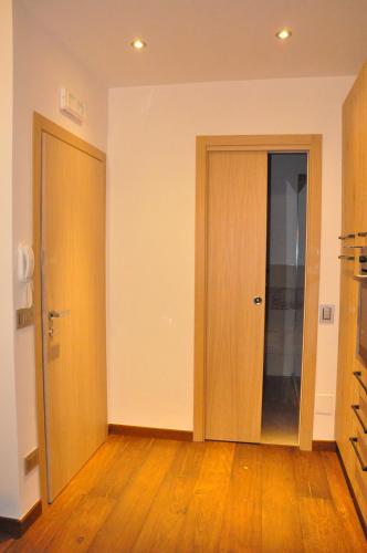 an empty room with a door and wooden floors at Appartamento Mia in Orvieto