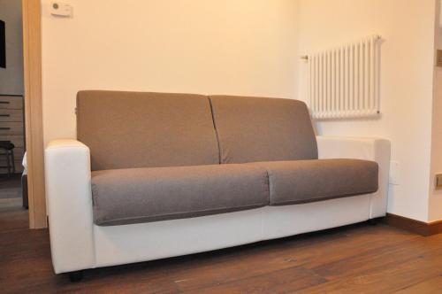 a couch sitting in a living room at Appartamento Mia in Orvieto