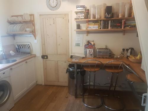 una cocina con encimera con taburetes junto a un fregadero en 69 ALBERT STREET, en Saint Albans