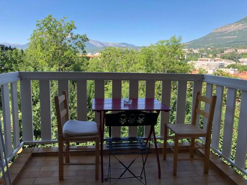 a table and chairs on a balcony with a view at Appartement de charme idéalement situé in Gap