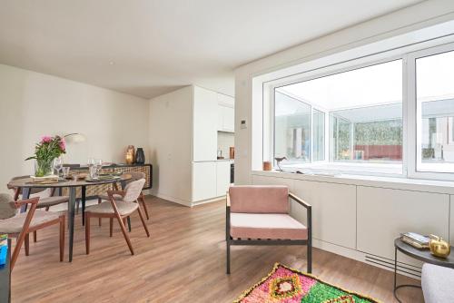 uma sala de estar com uma mesa e cadeiras e uma janela em Lisbon Best Choice Prime Apartments Alfama em Lisboa