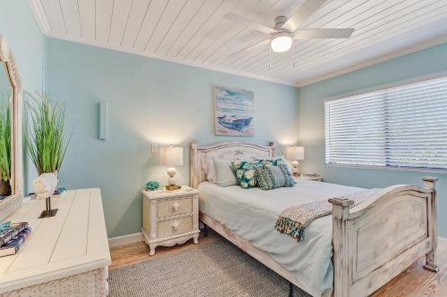 a bedroom with a bed and a ceiling fan at Coral Cottage Retreat in Naples