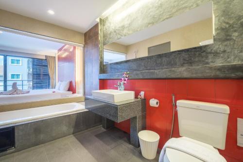 ห้องน้ำของ Alfresco Phuket Hotel
