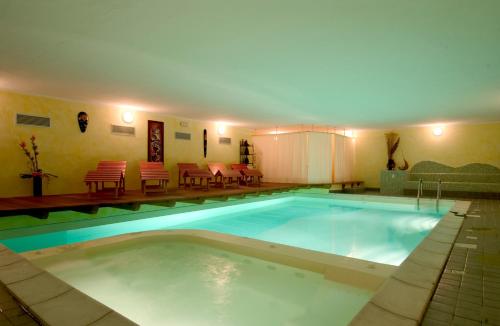 ein großer Pool in einem Haus in der Unterkunft Park Hotel Faver in Tremosine sul Garda
