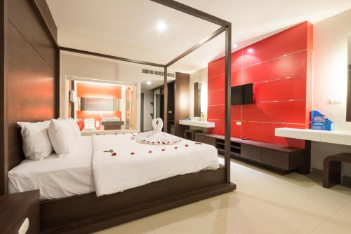 เตียงในห้องที่ Alfresco Phuket Hotel