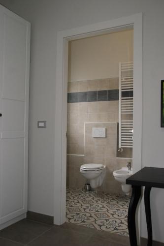 a bathroom with a toilet and a sink at LA DAMA ROOM&BREAKFAST in Russi