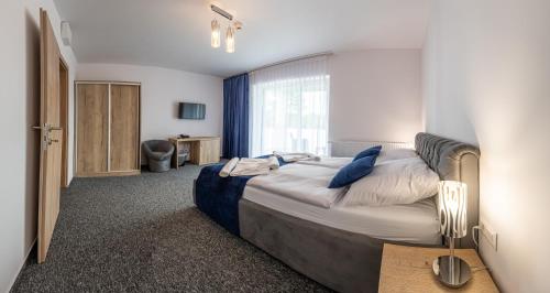 Hotel Prístav tesisinde bir odada yatak veya yataklar