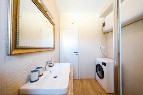 Ένα μπάνιο στο Holiday Home Ikka with swimming pool