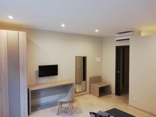 a room with a desk with a tv and a chair at Casa Bandiera in Siracusa