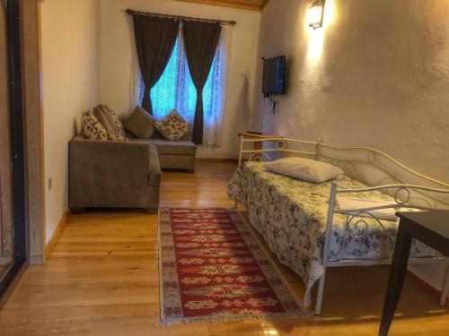 ein Schlafzimmer mit einem Bett und einer Couch in einem Zimmer in der Unterkunft İpek Apart Hotel in Cıralı