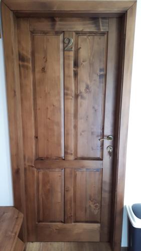a wooden door in a room at Ubytovanie na súkromí in Veľká Lomnica
