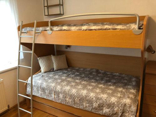 Katil dua tingkat atau katil-katil dua tingkat dalam bilik di Apartment Tekeľova 95m2
