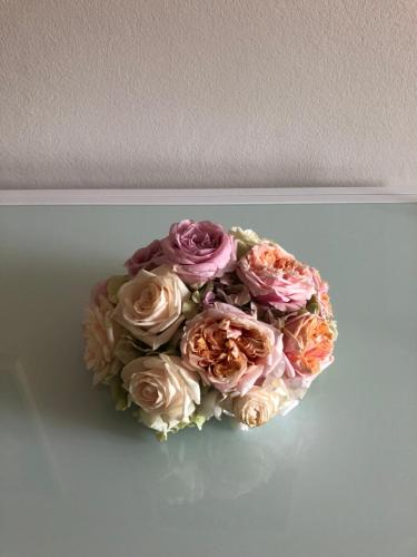 a bunch of flowers sitting on a table at Vivi Cernobbio, la sua arte, la sua magia in Cernobbio